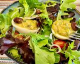 Une image de l'étape 4 de Salade de mesclun avec œufs farcis au thon.
