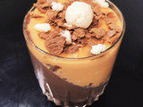 Postre individual de chocolate y caramelo