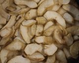 A picture of step 7 of Apple tart with caramel and ground almonds.