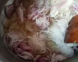 A picture of step 2 of Green chilli Piyaz Qeema.