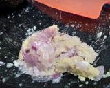 Foto langkah ke 2 dari resep Ikan Cencaru Suwir Pedas.