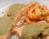 Foto del paso 8 de la receta: Salmón con vinagreta de alcaparras y miel con langostinos al ajillo