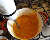 Foto del paso 2 de la receta: Crema de calabaza Hokkaido y cebolla blanca a las hierbas