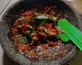 Foto langkah ke 5 dari resep Sambel Terasi Kemangi.
