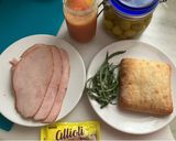 Foto del paso 1 de la receta: Bocadillo frío de fiambre de pollo, con allioli, tomate y rúcula