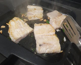 Foto del paso 3 de la receta: Merluza a la plancha con perejil y ajo