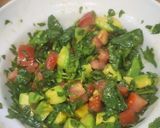 Foto del paso 2 de la receta: Tartar de atún con aguacate, tomate, cebolla y espinacas