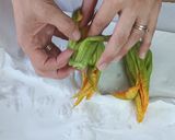 Foto del passaggio 10 della ricetta Fiori di zucca fritti alla romana