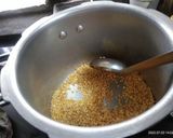 A picture of step 1 of Dal Khichudi.