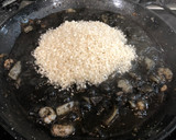 Foto del paso 4 de la receta: Arroz negro con sepia