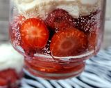 Foto del paso 4 de la receta: 🍓Frutillas con crema en vasito 🍓Especiales, con sabor a infancia 🍓