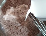 A picture of step 3 of Oreo chocolava cup cake.