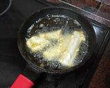 Foto del paso 3 de la receta: Barritas crujientes de gallo con papas fritas y salsa rosa