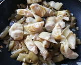 Foto del paso 2 de la receta: Verduras en amarillo con huevo cuajado