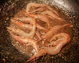 Foto del paso 13 de la receta: Almejas y gambas en salsa marina.