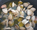 Foto del paso 1 de la receta: Tiburones con espárragos y almejas