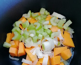 Foto del paso 2 de la receta: Crema de apio, puerro y calabaza
