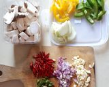 Foto langkah ke 2 dari resep Tumis king oyster mushroom dengan paprika.