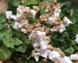 Foto del paso 2 de la receta: Ensalada templada de espinacas, gulas al ajillo y rulo de cabra