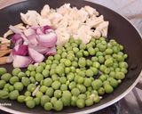 A picture of step 1 of Creamy Matar cauliflower soup.