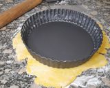 Foto del paso 3 de la receta: Quiche de Champiñones, cebolla de verdeo, panceta y jamón