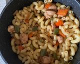 A picture of step 1 of Macaroni with chicken.