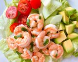 Hình bước làm 4 của món Salad Tôm Xào Tỏi Rau Quả Sốt Mù Tạt