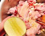 Hình bước làm 1 của món Thịt kho trứng rịu cùng lá chuối