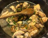 Foto del passaggio 2 della ricetta Pollo ai funghi