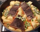 Foto del paso 2 de la receta: Bacalao guisado con patatas y guisantes