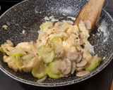 Foto del paso 3 de la receta: Revuelto de champiñones, calabacín y cebolla