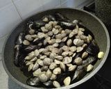 Foto del passaggio 4 della ricetta SOUTE' DI COZZE E VONGOLE o spaghetti cozze e vongole