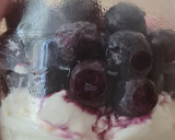 Foto del paso 4 de la receta: Postrecito en frasco, para picnic, saludable y low carb ☀️ Petit suisse con arándanos congelados 🫐