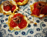 Foto del paso 4 de la receta: Tartaleta casera de brie con tomate confitado y anchoa