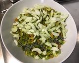 Une image de l'étape 6 de Salade de riz vert au jambon, concombre, poivrons, tomates et olives noires.