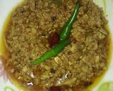 A picture of step 5 of Bhunna qeema with chapati.