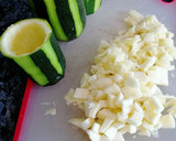 Foto del paso 2 de la receta: Troncos de calabacín rellenos de atún y langostinos