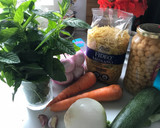 Foto del paso 1 de la receta: Fideuà vegetariana con hierbabuena y garbanzos