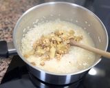 Foto del paso 2 de la receta: Risotto de pera, nueces y torta del casar 🍐 🧀 🍐