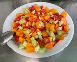 Une image de l'étape 11 de Salade composée de melon, tomates, concombre, oignon doux, feta et menthe.