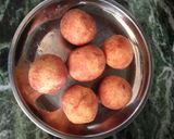 A picture of step 6 of Malai kofta in white gravy.