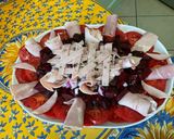 Une image de l'étape 13 de Salade composée tomates, betteraves rouges, jambon blanc,bacon et oignon rouge.