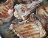 Foto del paso 4 de la receta: Chuletas de cerdo con salsa de puerros y cebolla