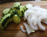 Foto del paso 1 de la receta: Ensalada de tomate con pepino