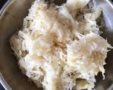 Savanyú káposztás-kolbászos-virslis leves recept fázis 2 fotója
