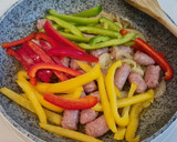 Foto del paso 2 de la receta: Salteado de salchichas con pimientos tricolor