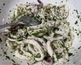 Foto del passaggio 6 della ricetta Insalatina di calamari e cipolle