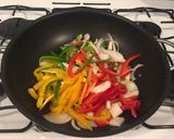 Foto del paso 2 de la receta: Tacos de alambre de res con queso Oaxaca