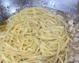 Gambar langkah 3 resipi Chicken Alfredo Creamy Fettuccine.