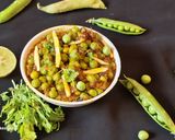 A picture of step 2 of Matar masala dry.